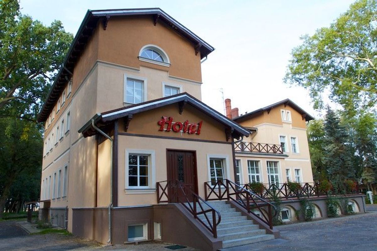 Dworek Brodowo Restauracja Hotel Przyjęcia, dworek